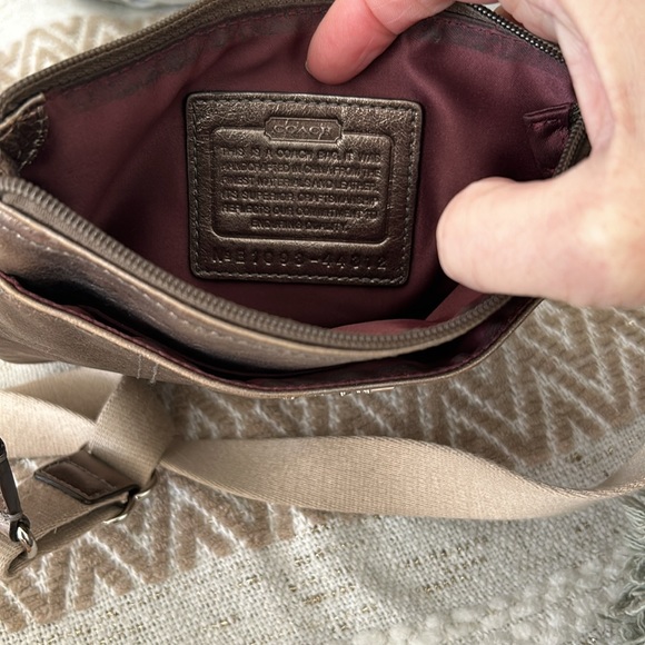 🩶🤎Coach flat crossbody - Picture 3 of 10